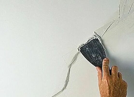 Малейшая оплошность при ручном оштукатуривании приведет через несколько лет к появлению трещин